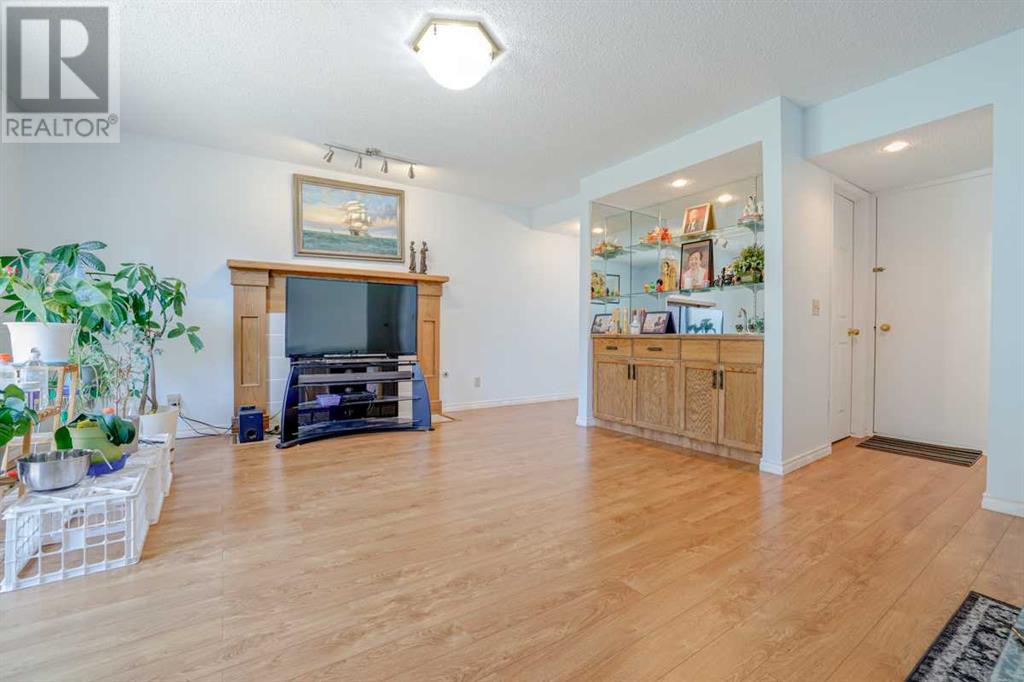 Single Family House 3 Level for Sale in  Sanderling Place NW Sandstone Valley Calgary 