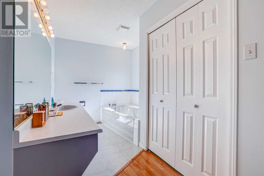 Single Family House 3 Level for Sale in  Sanderling Place NW Sandstone Valley Calgary 