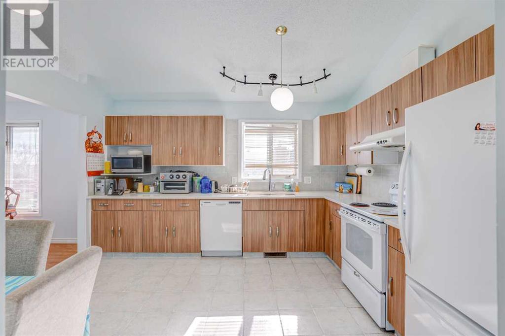 Single Family House 3 Level for Sale in  Sanderling Place NW Sandstone Valley Calgary 
