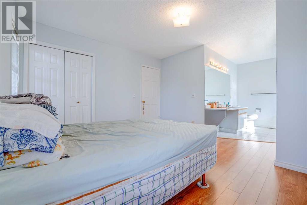 Single Family House 3 Level for Sale in  Sanderling Place NW Sandstone Valley Calgary 