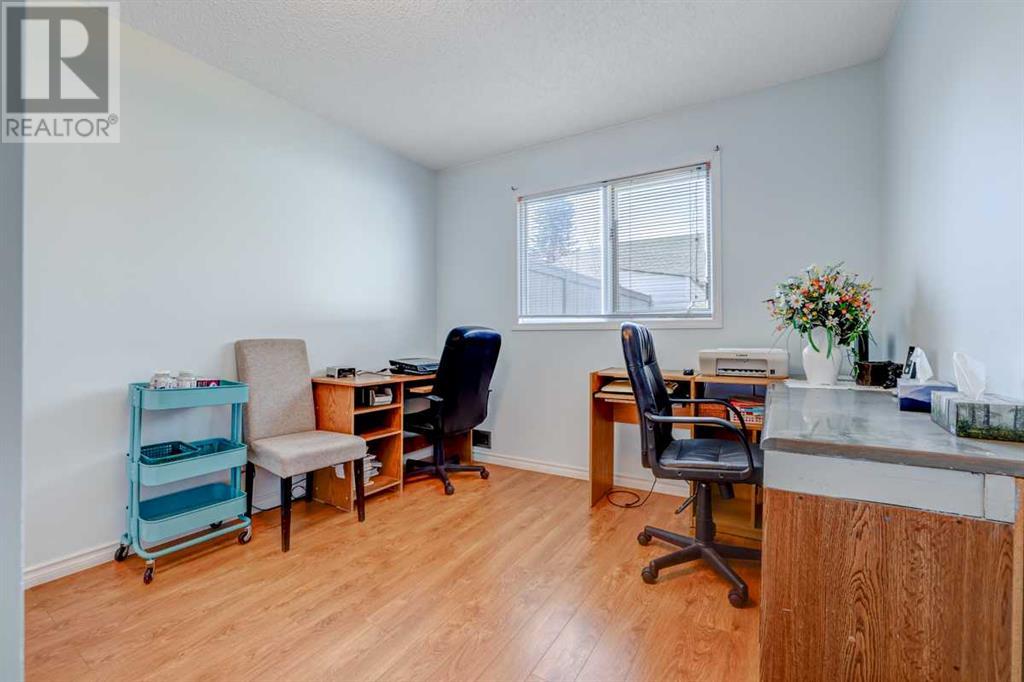 Single Family House 3 Level for Sale in  Sanderling Place NW Sandstone Valley Calgary 