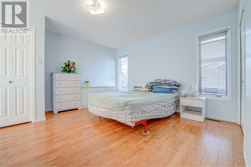 Single Family House 3 Level for Sale in  Sanderling Place NW Sandstone Valley Calgary 