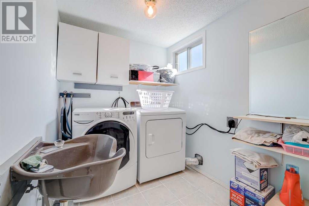 Single Family House 3 Level for Sale in  Sanderling Place NW Sandstone Valley Calgary 