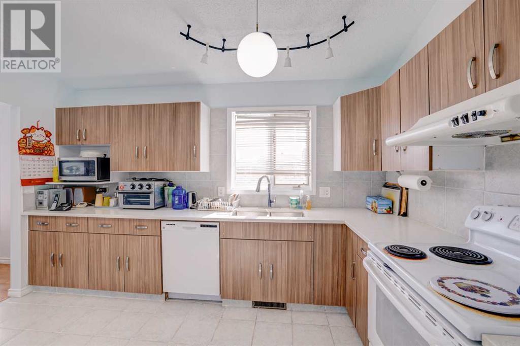 Single Family House 3 Level for Sale in  Sanderling Place NW Sandstone Valley Calgary 