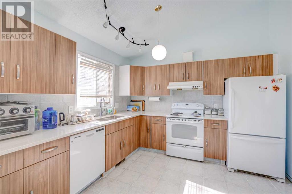 Single Family House 3 Level for Sale in  Sanderling Place NW Sandstone Valley Calgary 