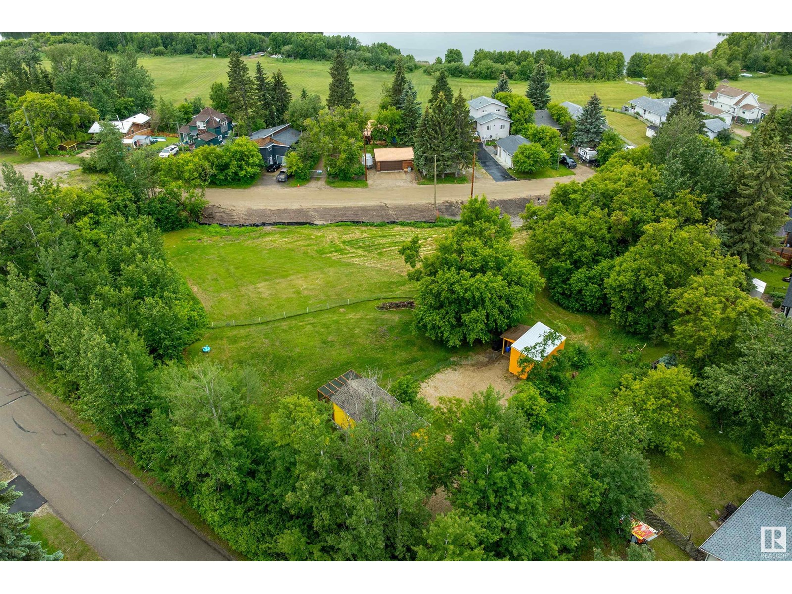 Photo 20 of 719 Lakeside Dr, Rural Parkland County AB