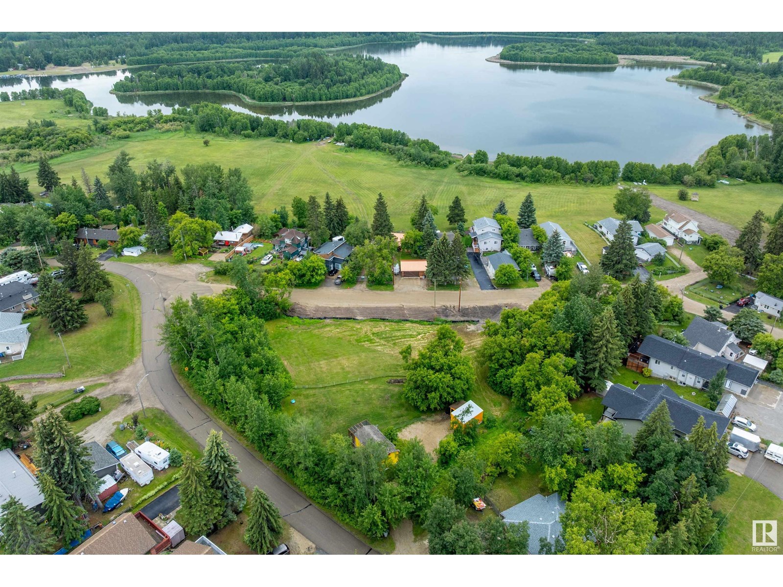 Photo 21 of 719 Lakeside Dr, Rural Parkland County AB