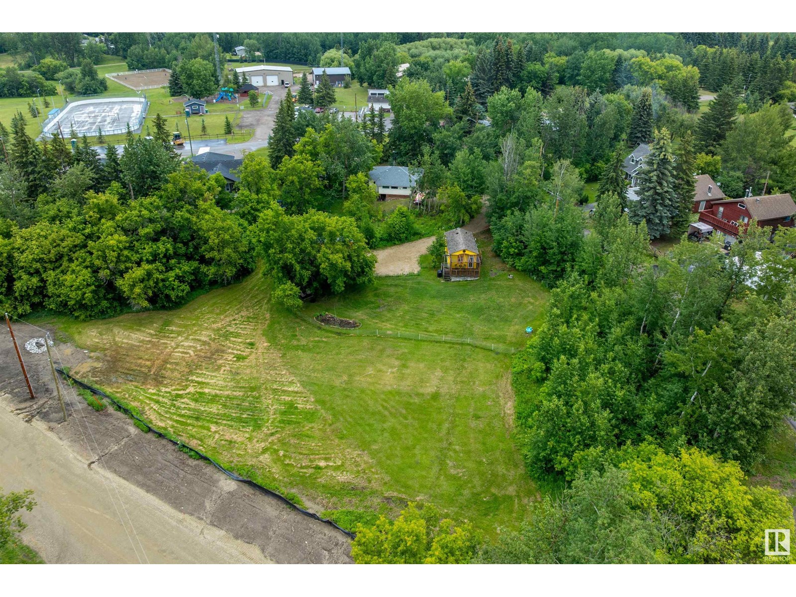 Photo 23 of 719 Lakeside Dr, Rural Parkland County AB