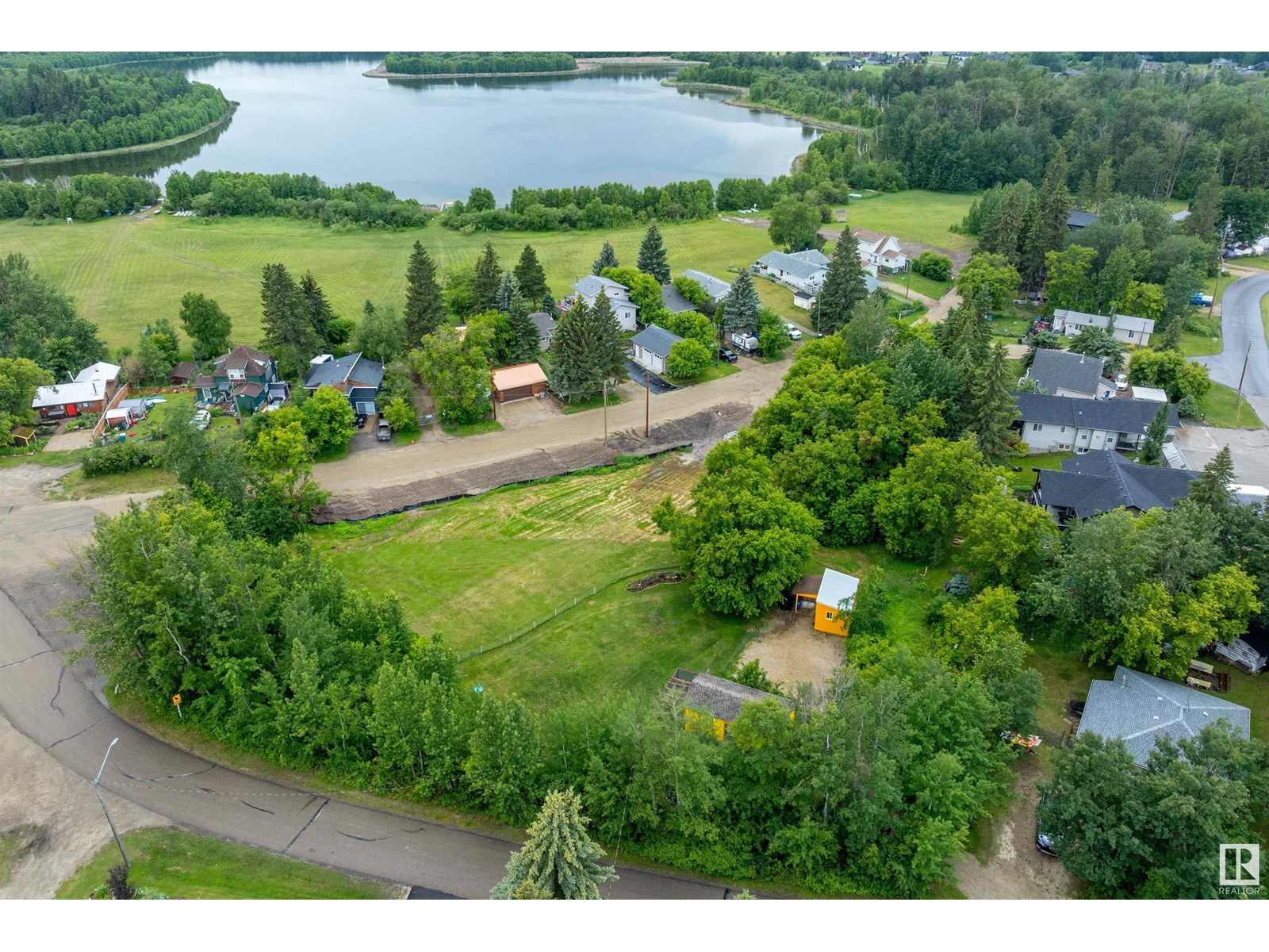 Photo 4 of 719 Lakeside Dr, Rural Parkland County AB