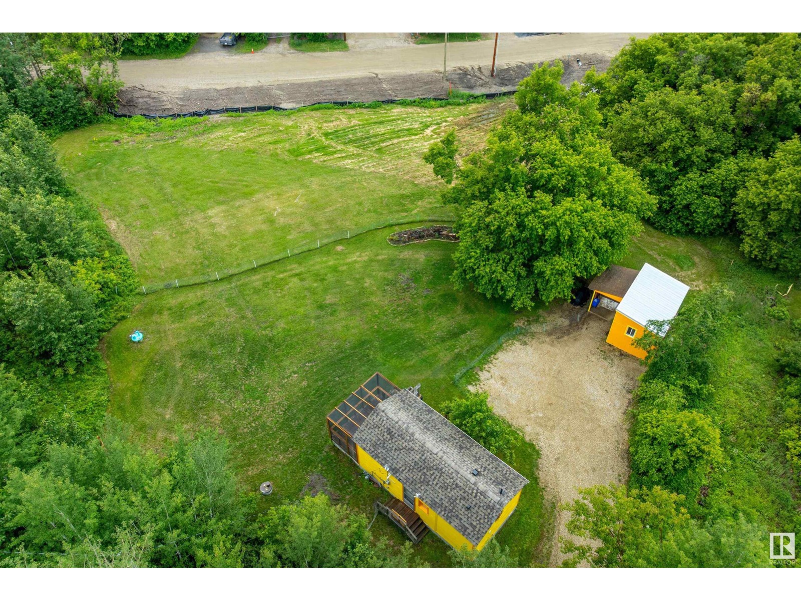 Photo 5 of 719 Lakeside Dr, Rural Parkland County AB