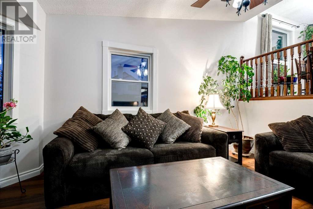 Single Family House 3 Level for Sale in  BEDFIELD Close NE Beddington Heights Calgary 