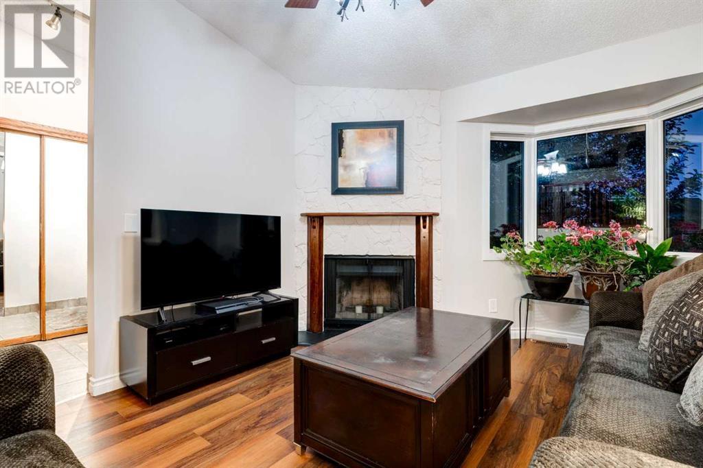 Single Family House 3 Level for Sale in  BEDFIELD Close NE Beddington Heights Calgary 