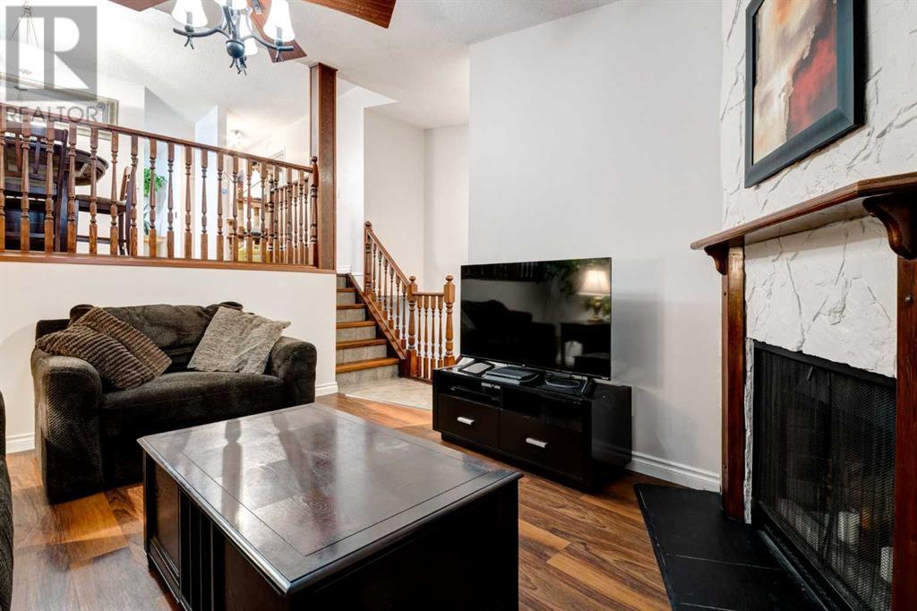 Single Family House 3 Level for Sale in  BEDFIELD Close NE Beddington Heights Calgary 
