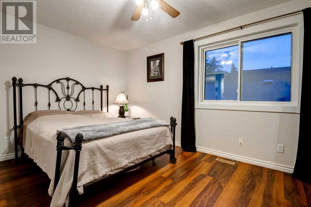 Single Family House 3 Level for Sale in  BEDFIELD Close NE Beddington Heights Calgary 
