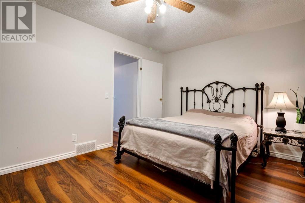 Single Family House 3 Level for Sale in  BEDFIELD Close NE Beddington Heights Calgary 