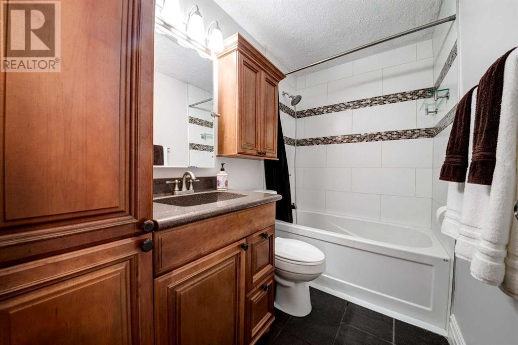 Single Family House 3 Level for Sale in  BEDFIELD Close NE Beddington Heights Calgary 
