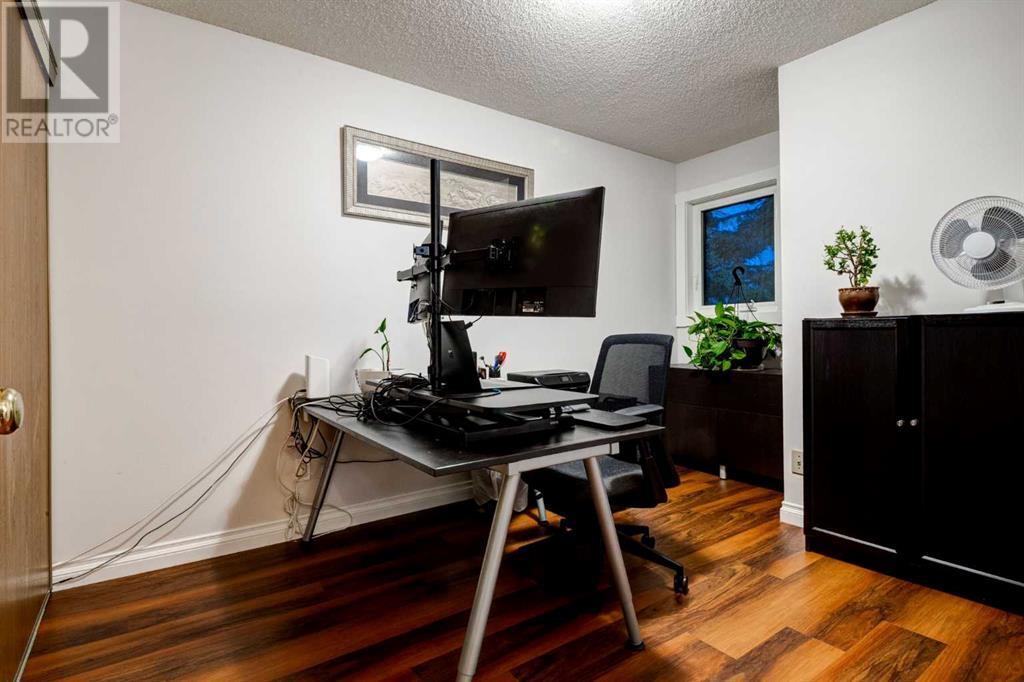 Single Family House 3 Level for Sale in  BEDFIELD Close NE Beddington Heights Calgary 