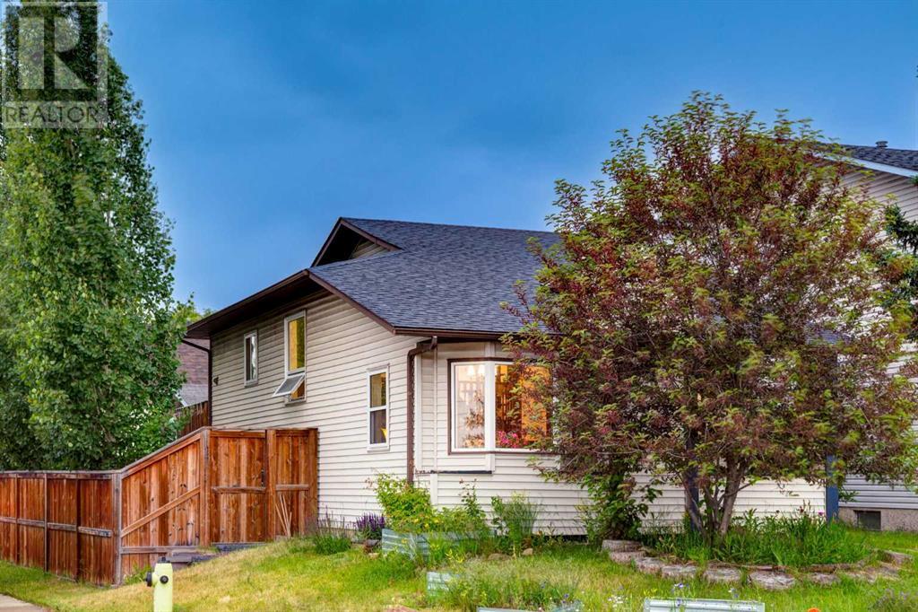 Single Family House 3 Level for Sale in  BEDFIELD Close NE Beddington Heights Calgary 