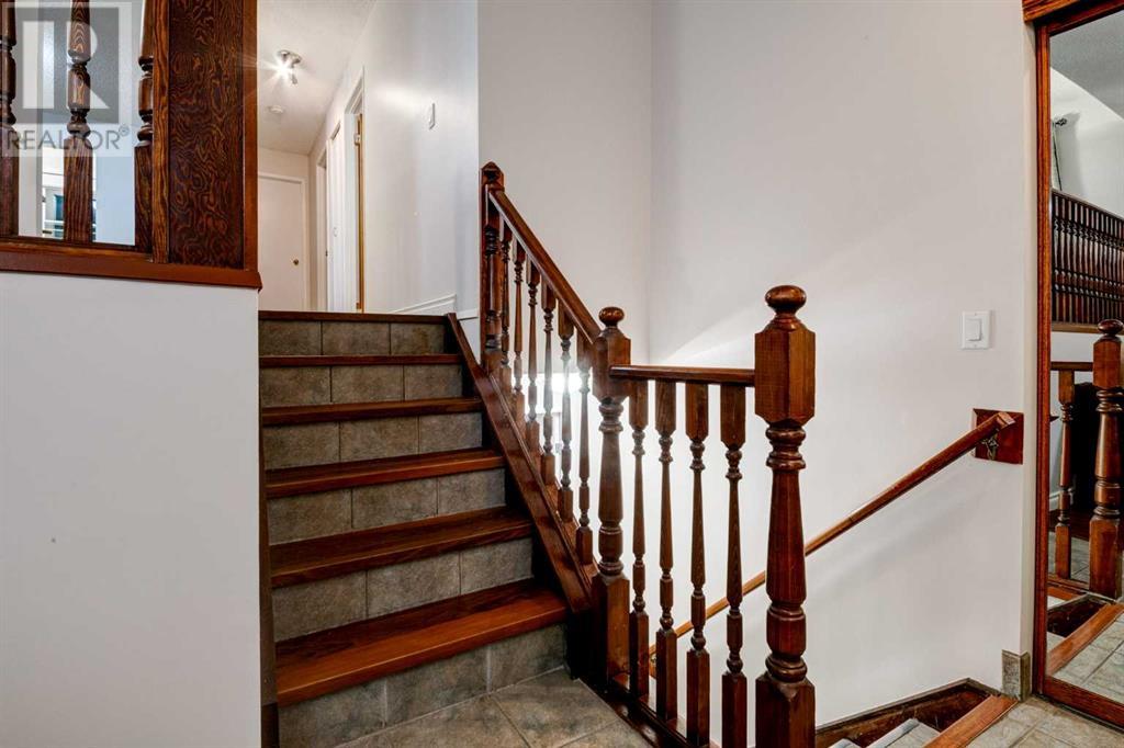 Single Family House 3 Level for Sale in  BEDFIELD Close NE Beddington Heights Calgary 
