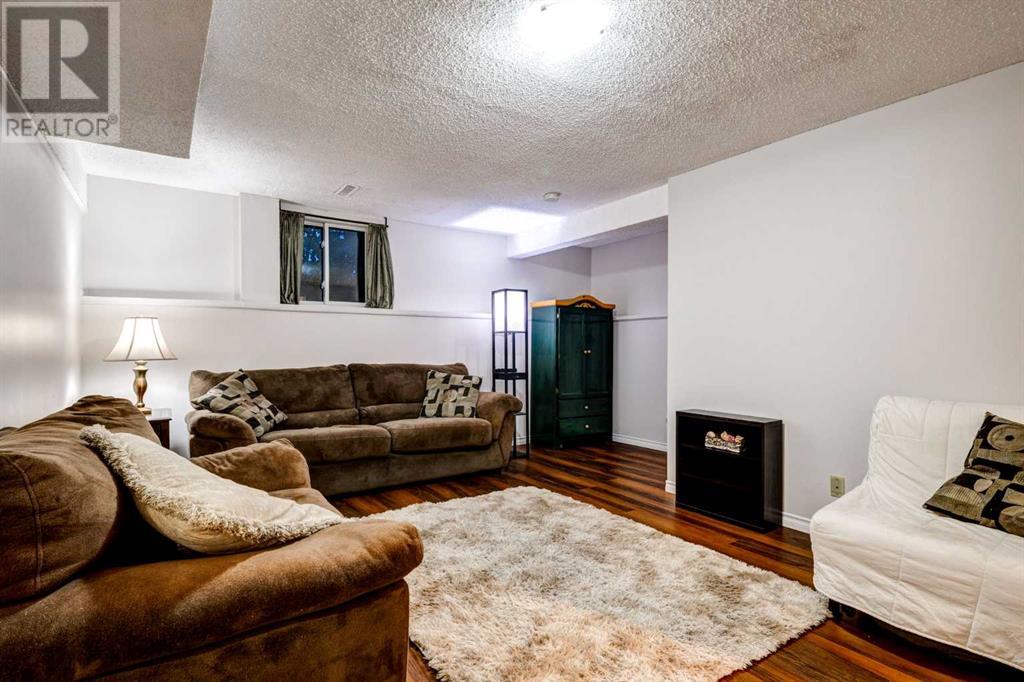 Single Family House 3 Level for Sale in  BEDFIELD Close NE Beddington Heights Calgary 