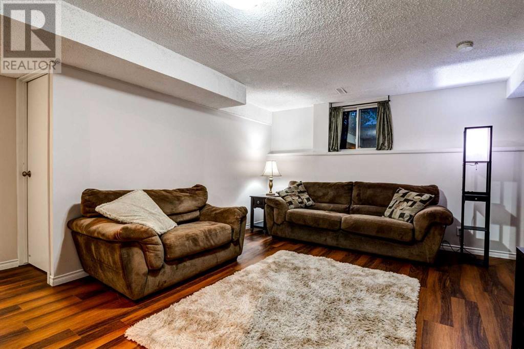 Single Family House 3 Level for Sale in  BEDFIELD Close NE Beddington Heights Calgary 