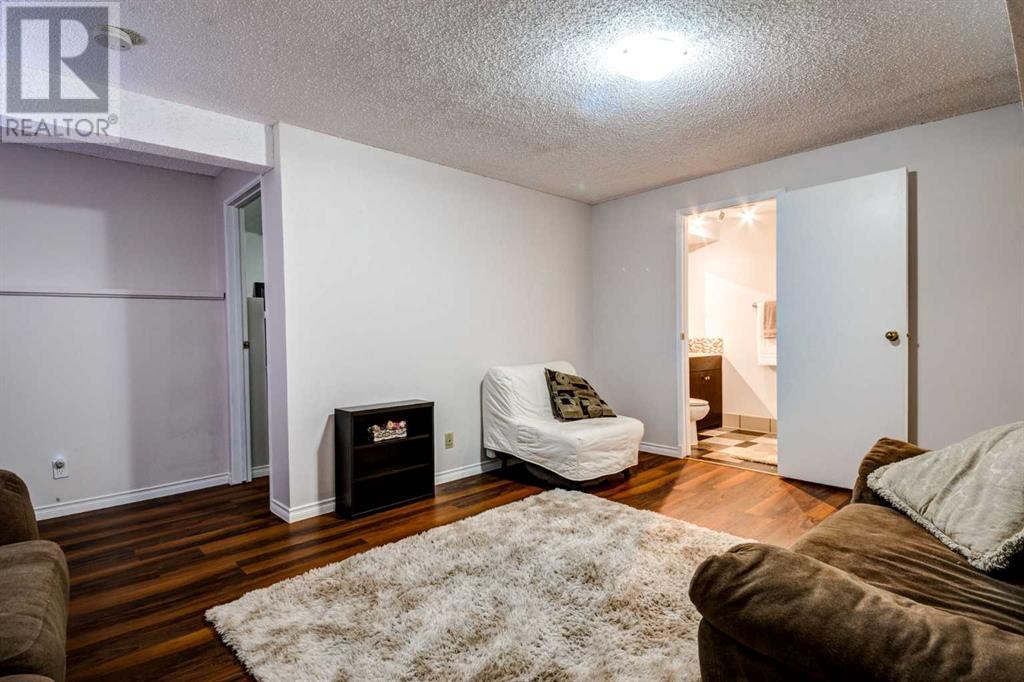 Single Family House 3 Level for Sale in  BEDFIELD Close NE Beddington Heights Calgary 