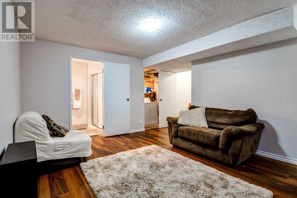 Single Family House 3 Level for Sale in  BEDFIELD Close NE Beddington Heights Calgary 