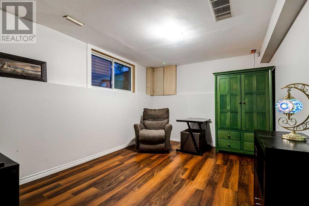 Single Family House 3 Level for Sale in  BEDFIELD Close NE Beddington Heights Calgary 