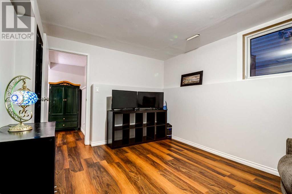 Single Family House 3 Level for Sale in  BEDFIELD Close NE Beddington Heights Calgary 
