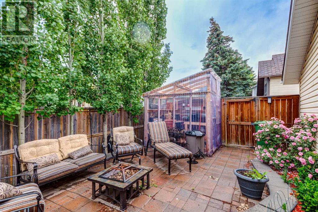 Single Family House 3 Level for Sale in  BEDFIELD Close NE Beddington Heights Calgary 