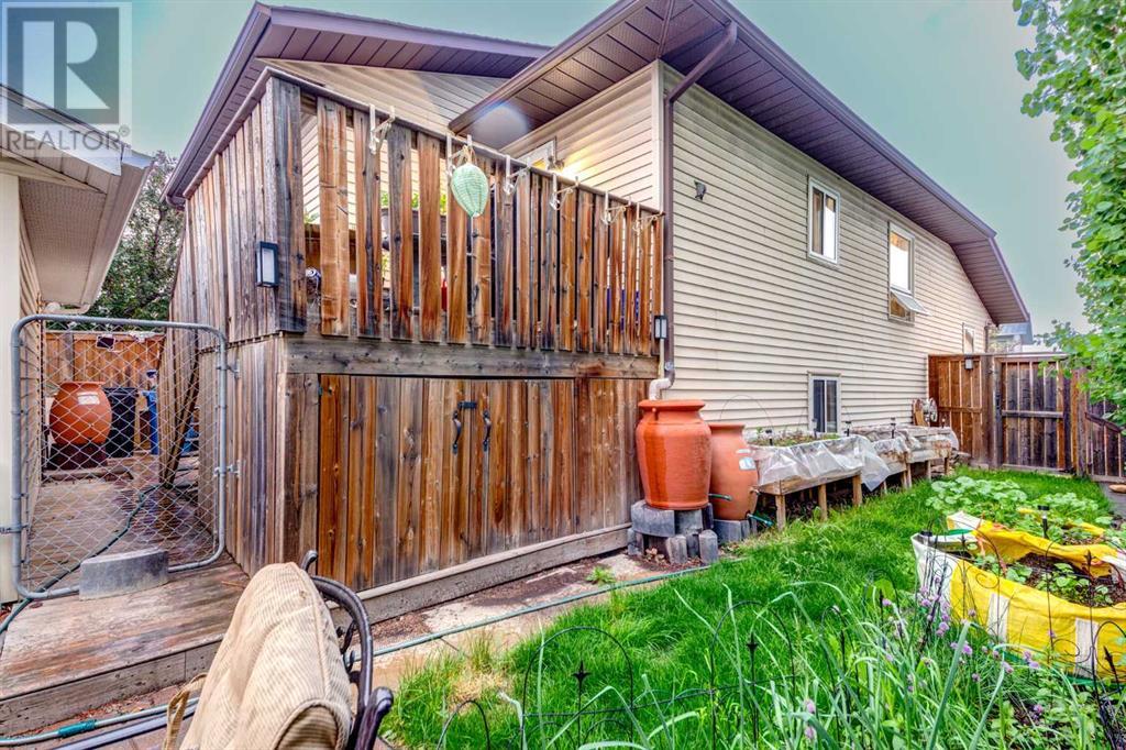 Single Family House 3 Level for Sale in  BEDFIELD Close NE Beddington Heights Calgary 
