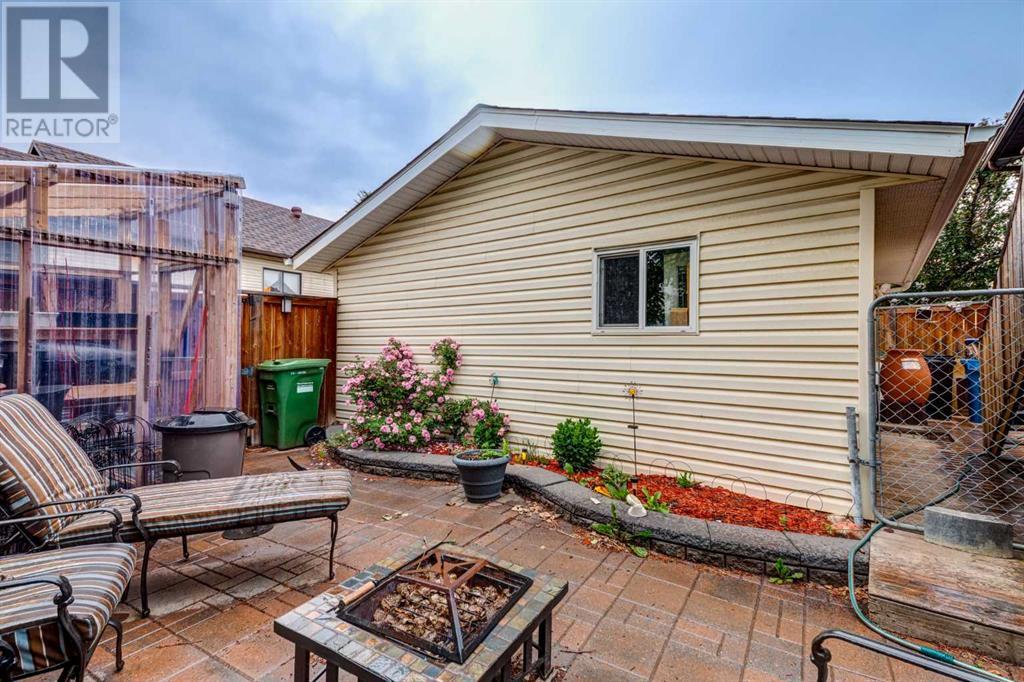 Single Family House 3 Level for Sale in  BEDFIELD Close NE Beddington Heights Calgary 