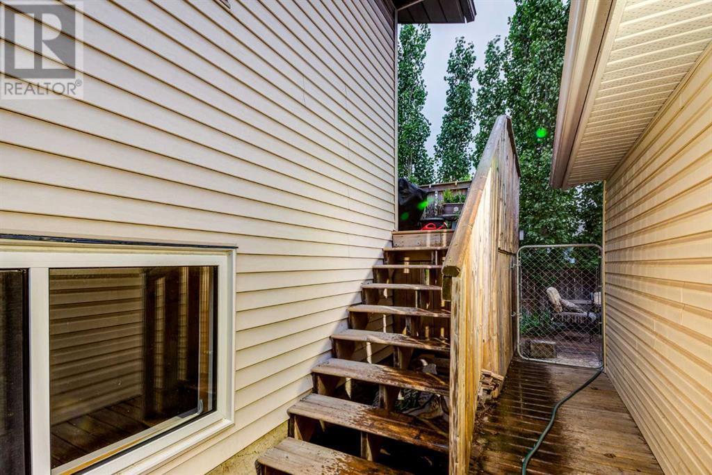 Single Family House 3 Level for Sale in  BEDFIELD Close NE Beddington Heights Calgary 