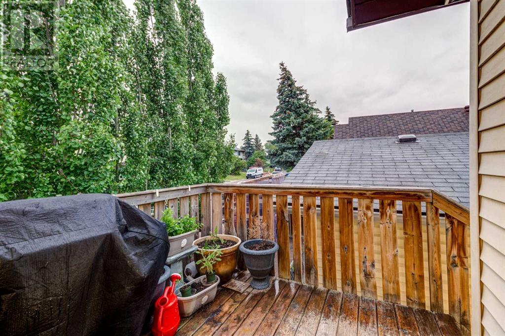 Single Family House 3 Level for Sale in  BEDFIELD Close NE Beddington Heights Calgary 