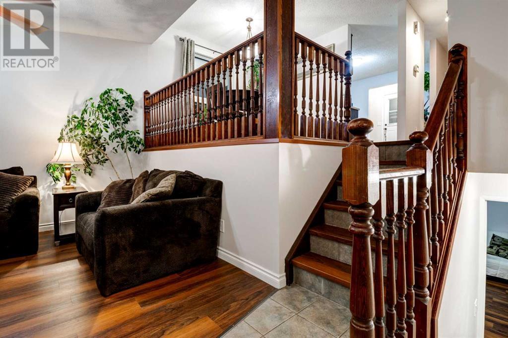 Single Family House 3 Level for Sale in  BEDFIELD Close NE Beddington Heights Calgary 