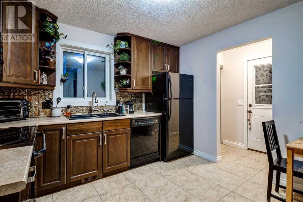 Single Family House 3 Level for Sale in  BEDFIELD Close NE Beddington Heights Calgary 