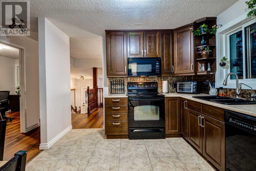 Single Family House 3 Level for Sale in  BEDFIELD Close NE Beddington Heights Calgary 