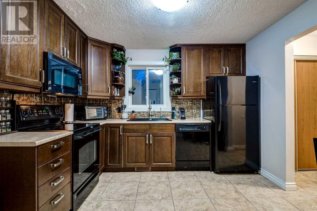 Single Family House 3 Level for Sale in  BEDFIELD Close NE Beddington Heights Calgary 