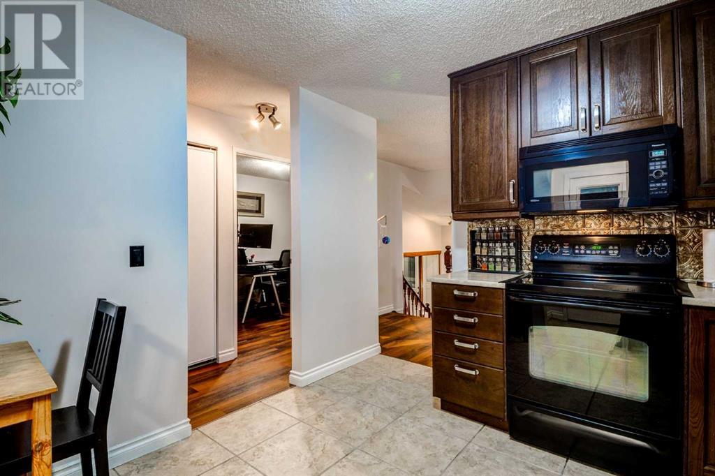 Single Family House 3 Level for Sale in  BEDFIELD Close NE Beddington Heights Calgary 