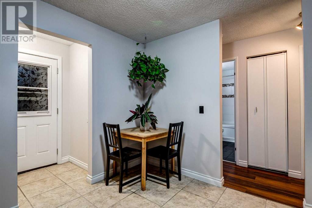 Single Family House 3 Level for Sale in  BEDFIELD Close NE Beddington Heights Calgary 