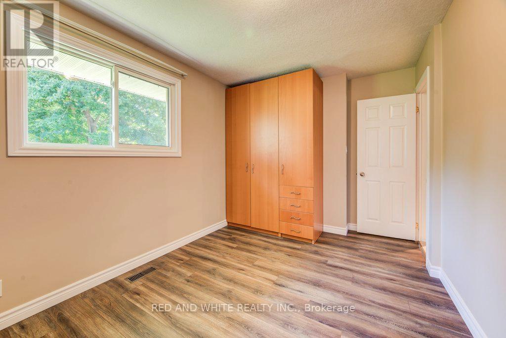 Photo 16 of 18 Marshall Avenue, North Dumfries ON
