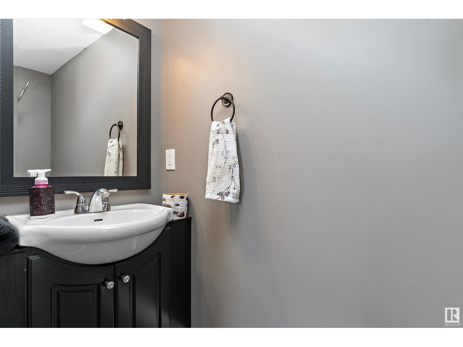 Photo 18 of 10765 65 St Nw, Edmonton AB