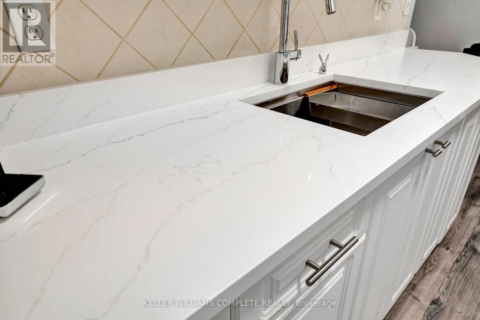 Photo 4 of 307 11 Woodman Drive S, Hamilton ON