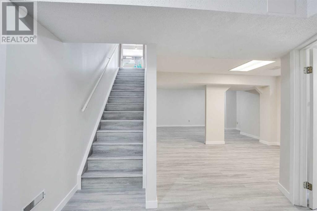 Single Family House for Sale in  Edgevalley Close NW Edgemont Calgary 