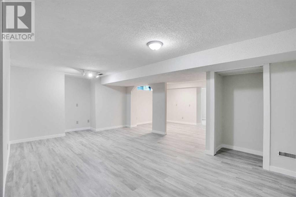 Single Family House for Sale in  Edgevalley Close NW Edgemont Calgary 