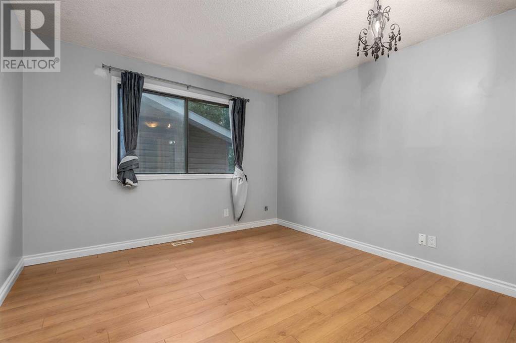 Single Family House Bungalow for Sale in  Woodglen Close SW Woodbine Calgary 