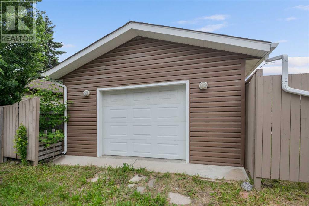 Single Family House Bungalow for Sale in  Woodglen Close SW Woodbine Calgary 