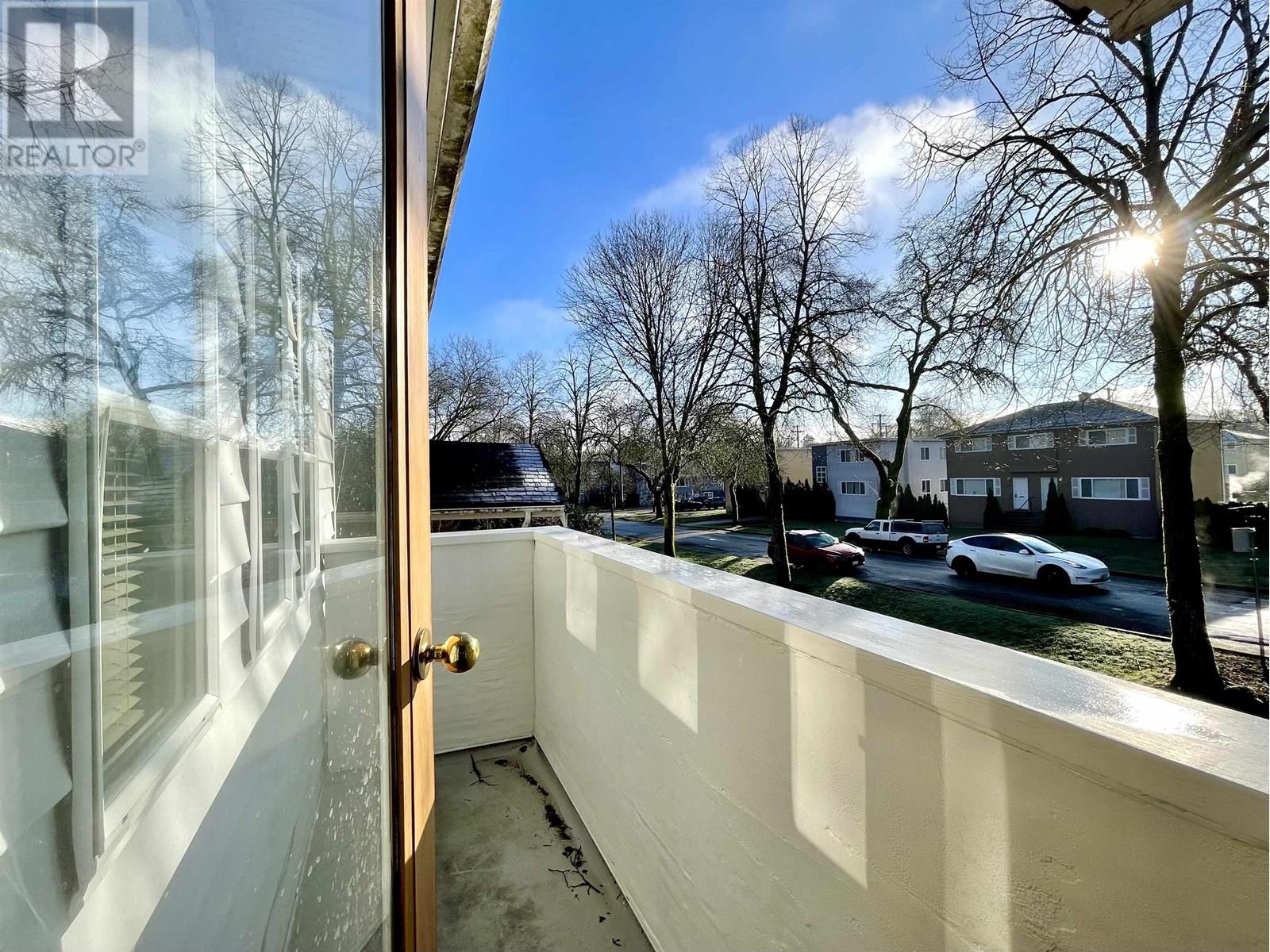 Photo 3 of 937 W 18th Avenue, Vancouver BC