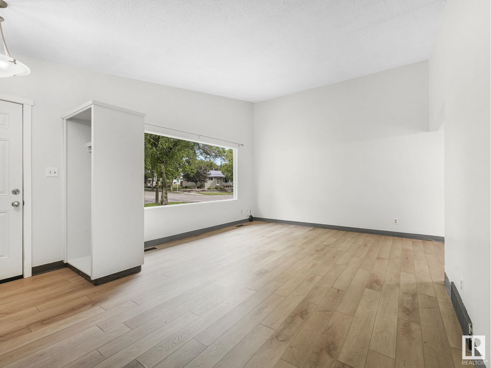 Photo 11 of 35 Grand Dr, Camrose AB
