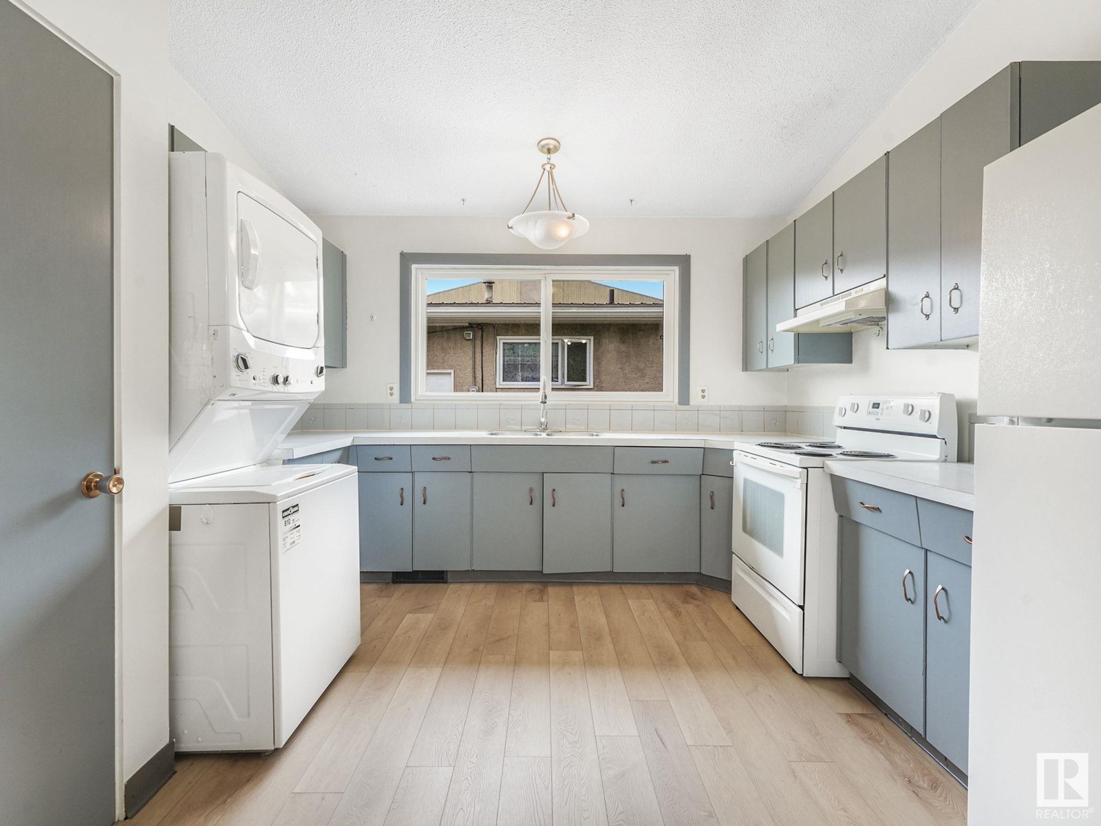 Photo 17 of 35 Grand Dr, Camrose AB